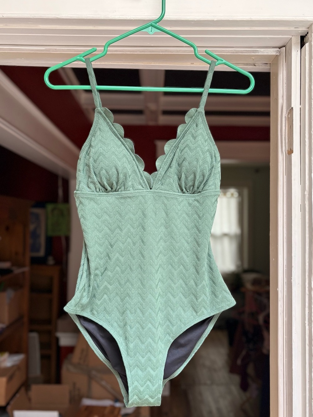 Scalloped-V One-Piece tummy control Swimsuit